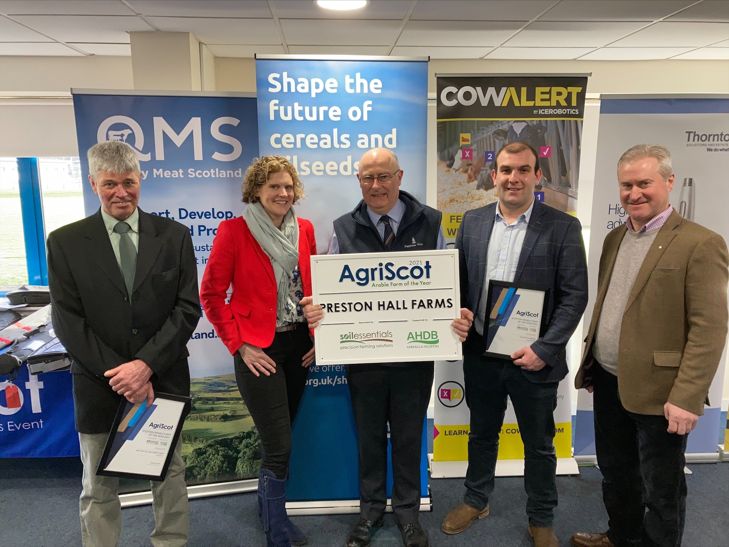 sarah bell with finalists of arable farm of the year at agriscot